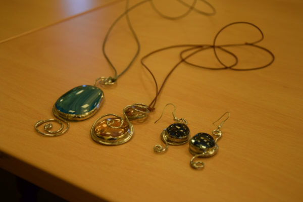 Warsztaty-Bizuterii-Szklanej-warsztaty-19.08-12-600x400 Mieszkańcy Mierzęcic tworzyli biżuterię ze szkła