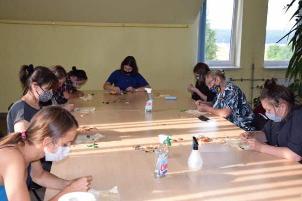 Warsztaty-Bizuterii-Szklanej-warsztaty-19.08-3-600x400 Mieszkańcy Mierzęcic tworzyli biżuterię ze szkła