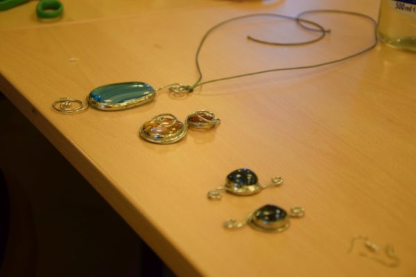 Warsztaty-Bizuterii-Szklanej-warsztaty-19.08-9-600x400 Mieszkańcy Mierzęcic tworzyli biżuterię ze szkła