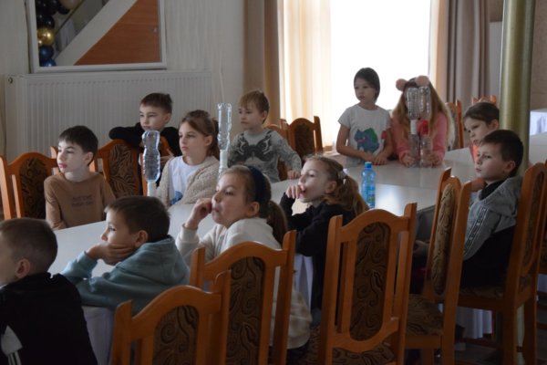 Zdjęcie przedstawiające dzieci słuchające wykładu