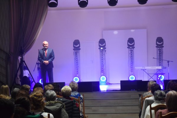 Zdjęcie przedstawia przemowę do publiczności Wójta Gminy Mierzęcice Grzegorza Podlejskiego
