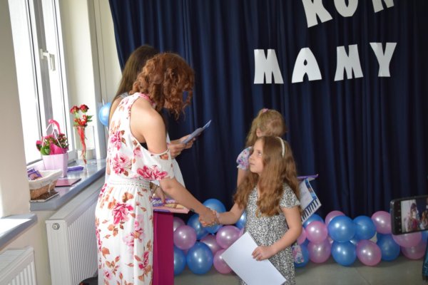 Zdjęcie przedstawia pozujące dzieci wraz z instruktorem Kamilą Dróżdż