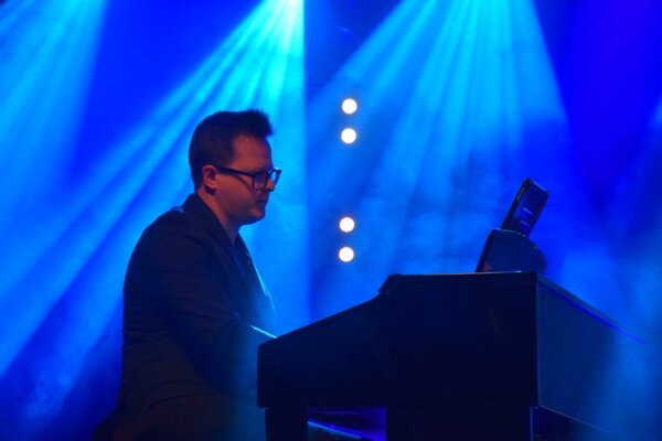 12-1-600x400 Wyjątkowy koncert Piotra Polka z okazji Dnia Kobiet